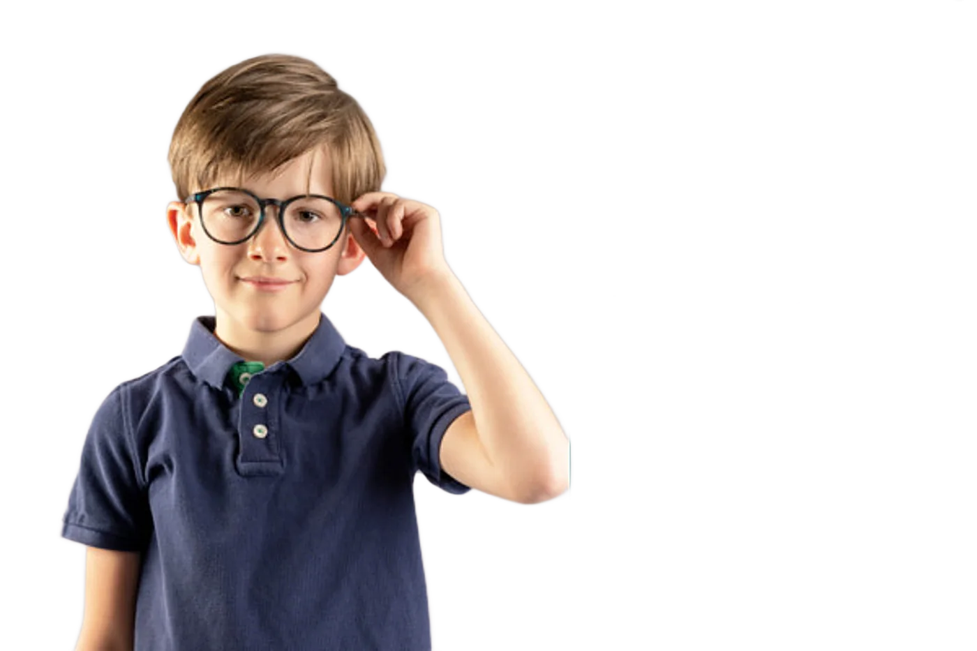 Un jeune garçon en polo bleu marine ajuste ses lunettes noires devant un fond gris, à côté d'un bandeau vert indiquant « Verres enfants ».