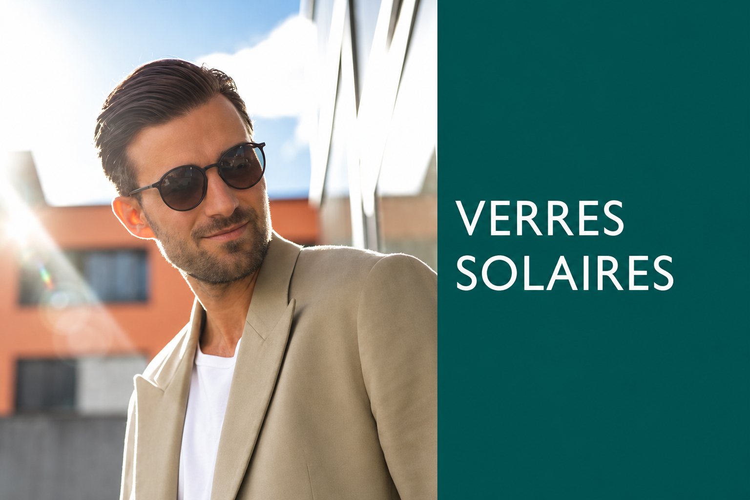 Un homme barbu en veste beige porte des lunettes de soleil rondes, à côté d'un panneau vert indiquant « Verres solaires ».