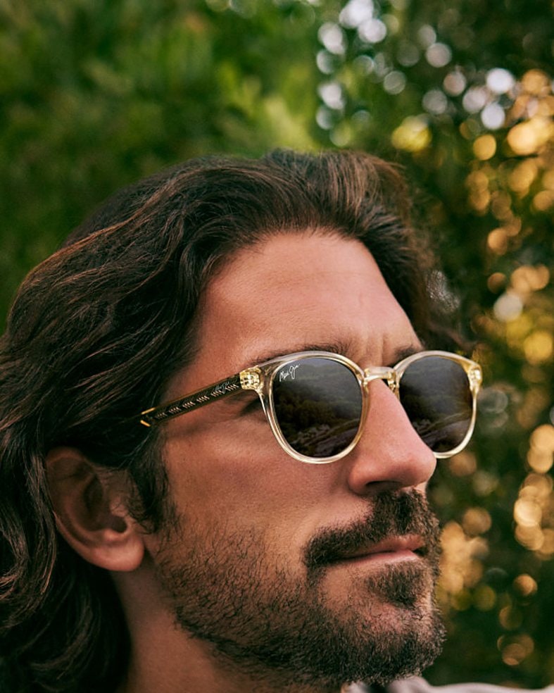 Homme en extérieur portant des lunettes de soleil.