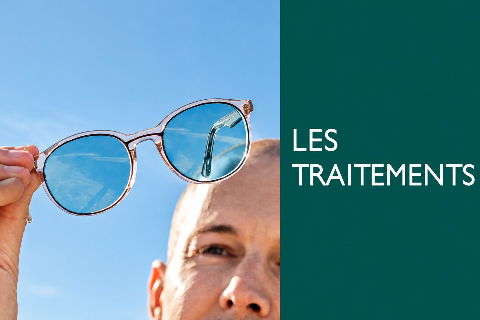 Un homme chauve tient devant son visage une paire de lunettes à monture transparente et verres bleutés, à côté d'un bandeau vert portant le texte « Les traitements ».