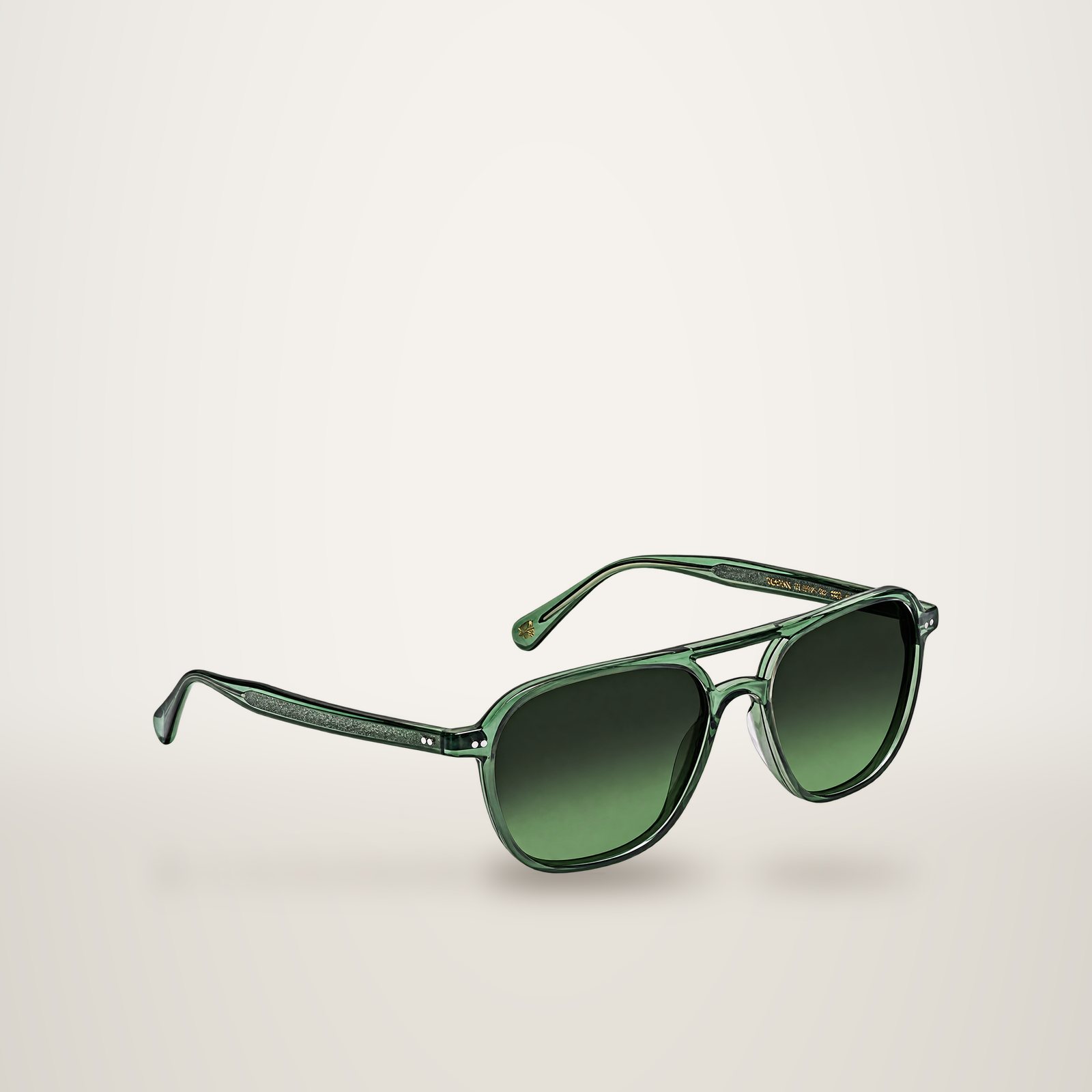 Paire de lunettes de soleil à monture verte translucide et double pont, dotée de verres verts dégradés, photographiée sur fond blanc.