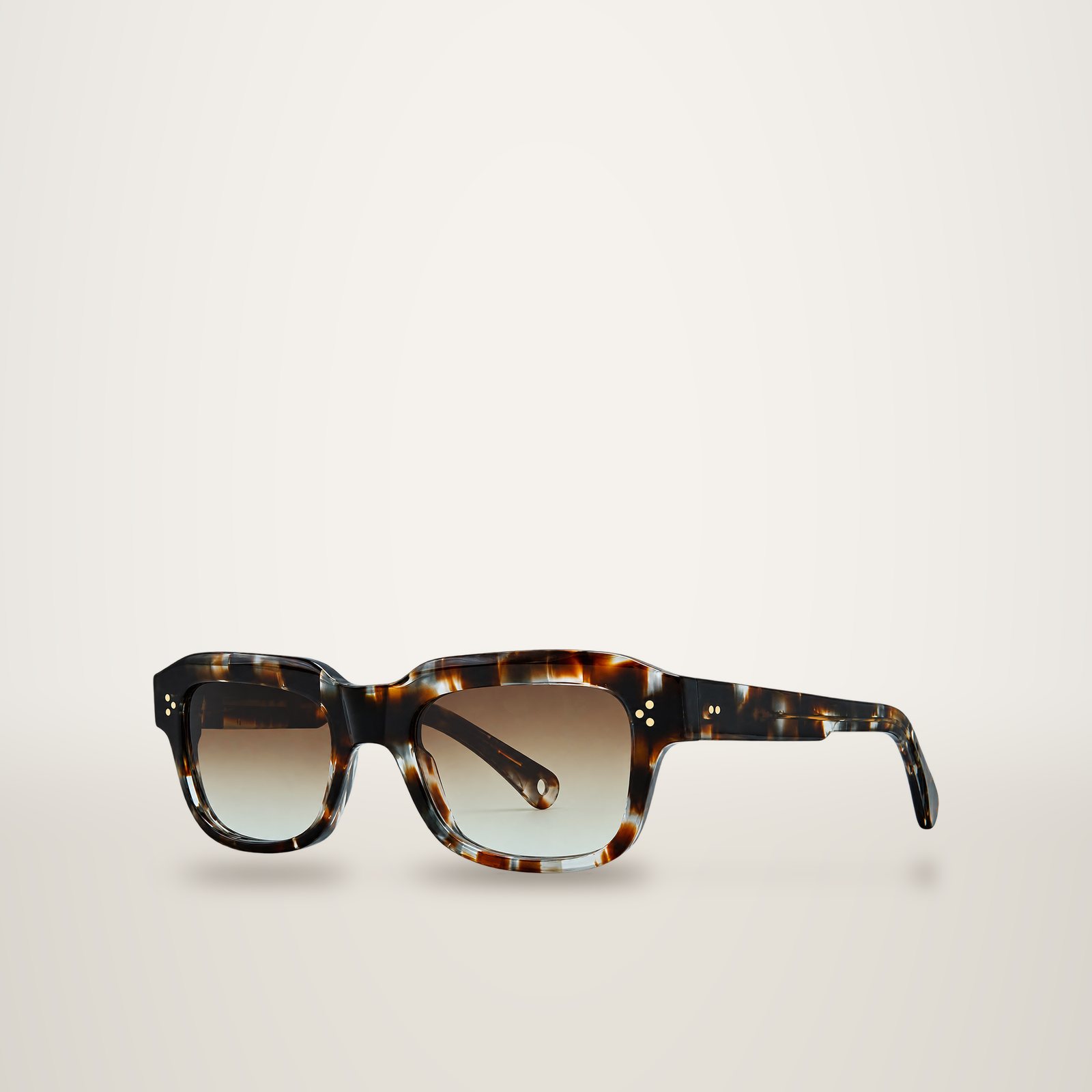 Paire de lunettes de soleil à monture rectangulaire en acétate écaille grise et marron, avec verres marron dégradés et petits rivets dorés, présentée sur fond blanc.