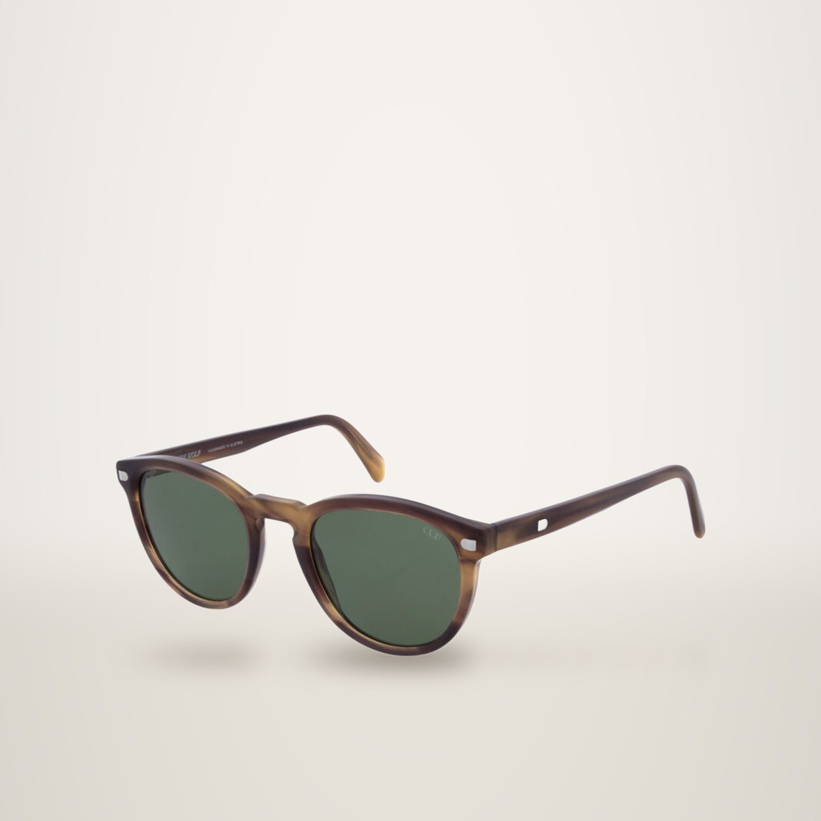 Paire de lunettes de soleil rondes à monture marron effet écaille et verres verts, présentée sur fond blanc.