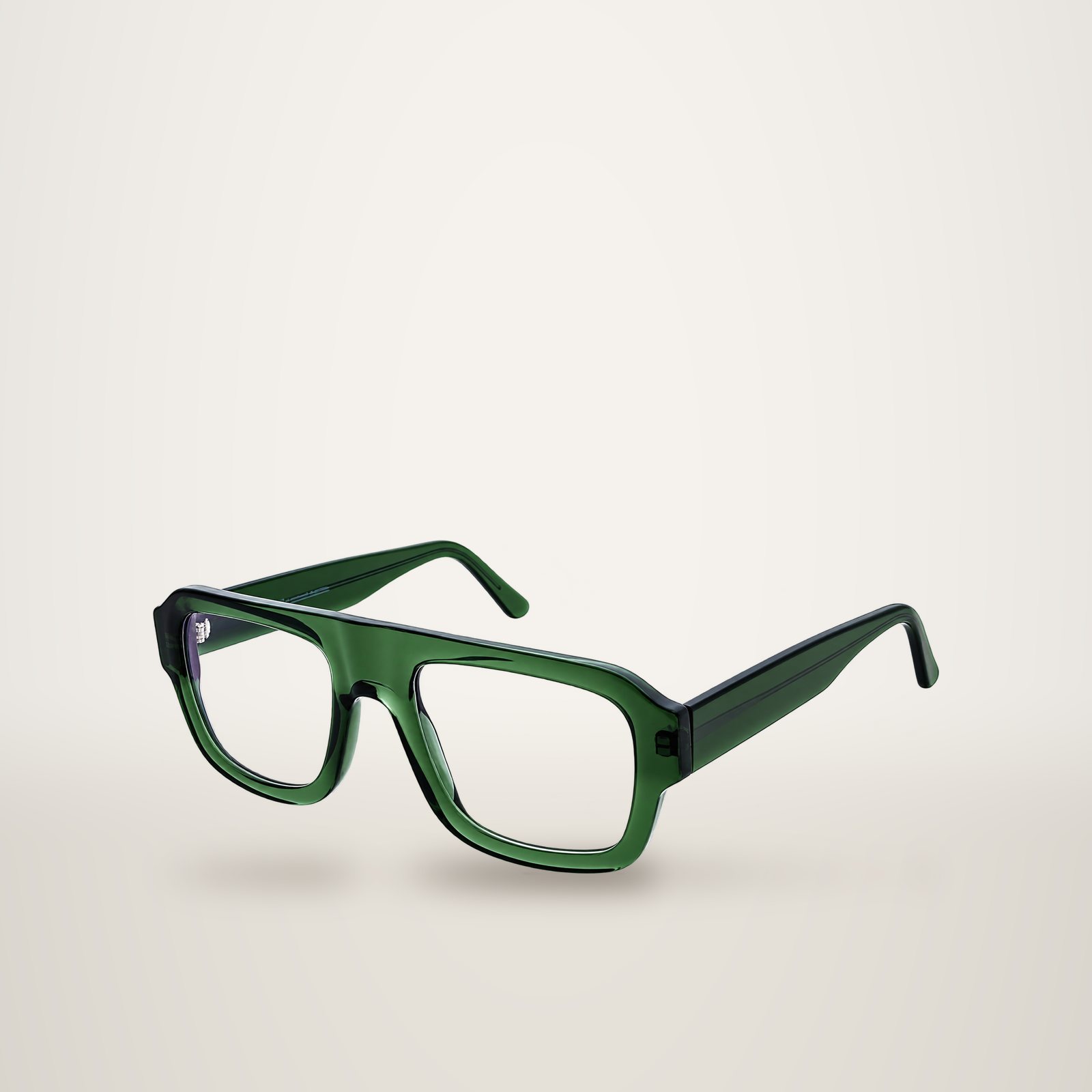 Une monture de lunettes carrée en acétate vert translucide, aux branches larges, photographiée sur fond blanc.